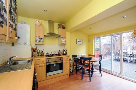 2 bedroom ground floor flat to rent - Photo 5