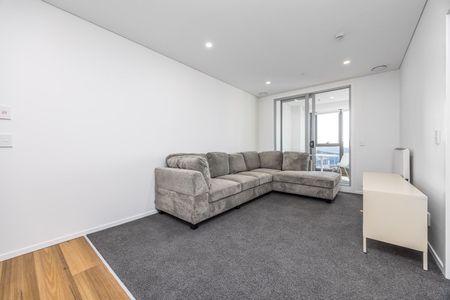 Modern One-Bedroom Apartment in Renovated City Building - Photo 2