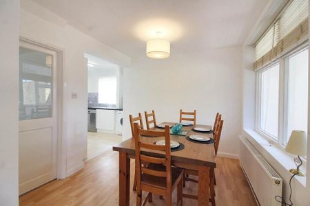 4 bedroom semi-detached house to rent - Photo 5