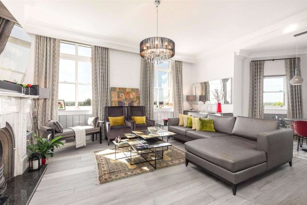 A stunning and spacious three bedroom apartment set within a gated development, benefitting with views across the communal gardens and off-street parking. - Photo 1