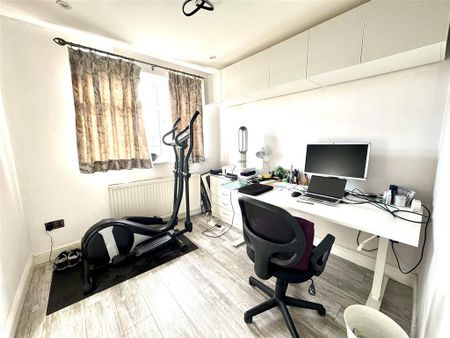 3 bedroom semi-detached house to rent - Photo 4