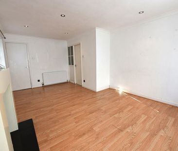 1 bedroom Flat in Abbeydale Grove, Leeds - Photo 3
