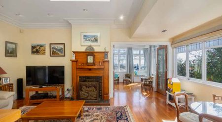 Character home on full site - Photo 3