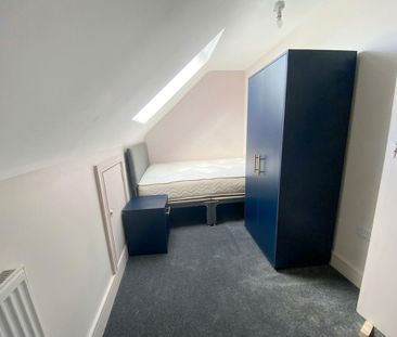 1 bedroom in a house share to rent - Photo 2