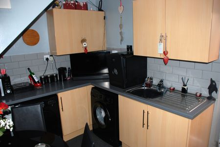 2 bedroom Flat for rent - Photo 5