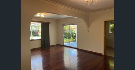 PRIME LOCATION - CHARMING 3 BEDROOM HOME BENEATH THE TREES - Photo 4