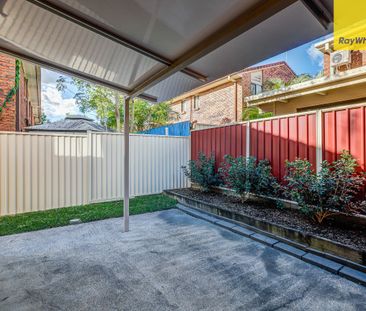 Spacious 2-Bedroom Townhouse in Prime Location - Photo 3