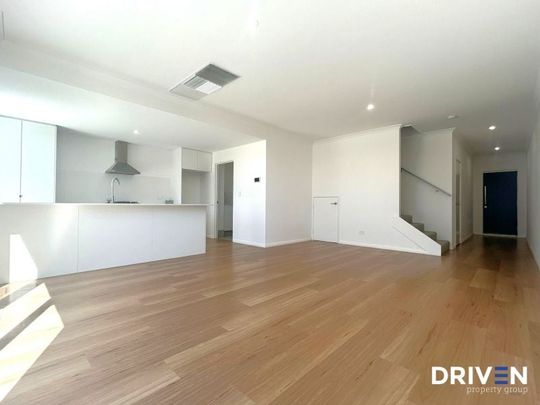 Near-New 4x2 Double-Storey Home in Prime Currambine Location - Photo 1