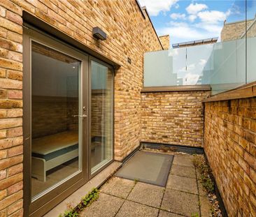 Welcome to this beautifully presented three-bedroom townhouse, idea... - Photo 3