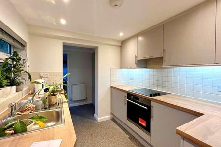 Woking, Surrey, GU21 - Photo 2