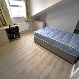 2 bedroom Flat in Flat 4, Leeds - Photo 1