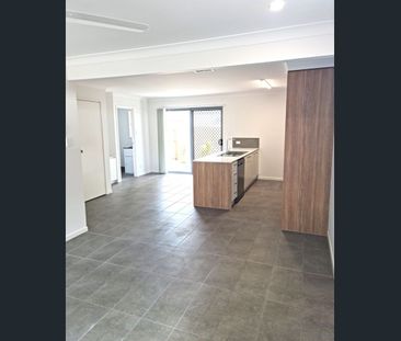 3 BEDROOM 2 BATH TOWNHOUSE WITH DUCTED AIR - Photo 5