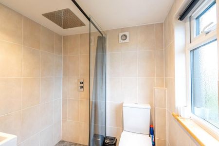 4 bedroom semi-detached house to rent - Photo 5