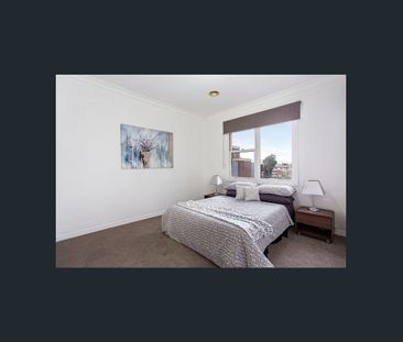 Spacious living with inner-city convenience - Photo 4