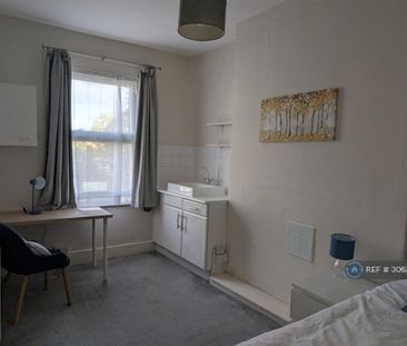 1 bedroom in a house share to rent - Photo 4