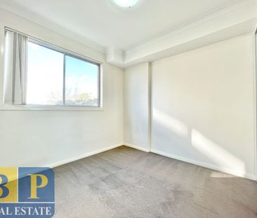 Natural Light Modern Apartment - Photo 5