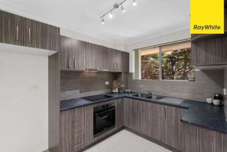 New Timber Flooring| Renovated| Neat| Spacious 2 Bedder Unit for Lease in the heart of Eastwood - Photo 3