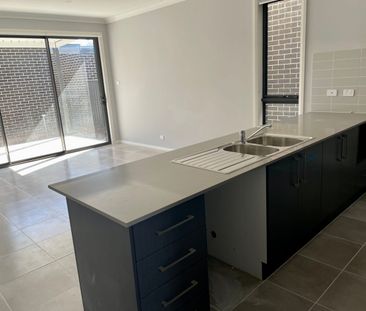 Modern & Spacious Four-Bedroom Family Home - Photo 6