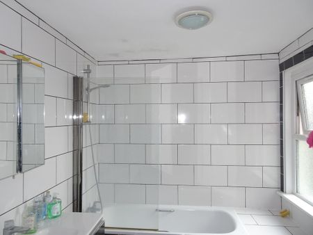 1 bedroom in a flat share to rent - Photo 2