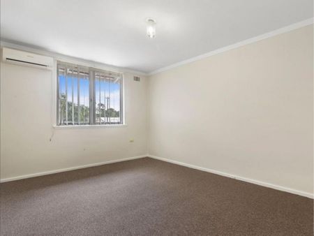 Comfortable living on a quiet street! - Photo 3