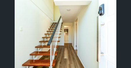 Spacious Family Home with Pool –3 Bedrooms + 2 Multipurpose Rooms as Bedrooms or Home Offices - Photo 3