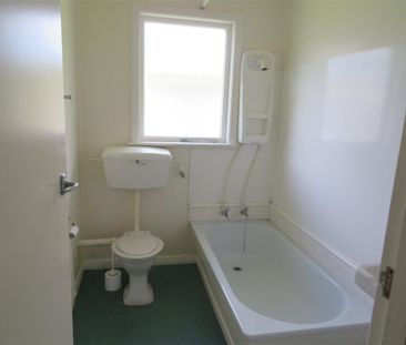 Sunny.Central and Tidy bedsit! - Photo 3