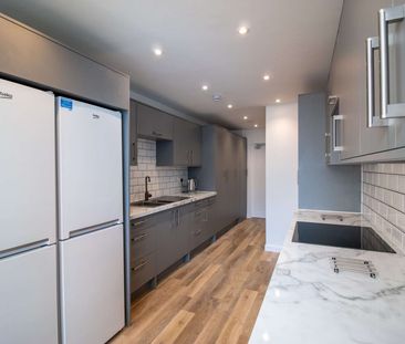 Large double en suite rooms in a modern house, bills included Room 7 - Photo 5