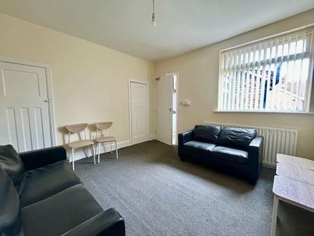 3 bedroom flat to rent - Photo 3