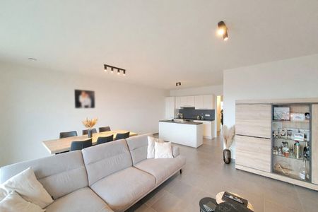 Lichtrijk appartement met 2 slpk, garagebox en kelderberging - Foto 2