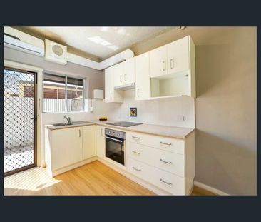 Just minutes to the beach, Airport, Ikea, Aldi and MORE!!! - Photo 5