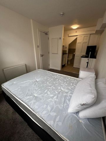1 bedroom in a house share to rent - Photo 4