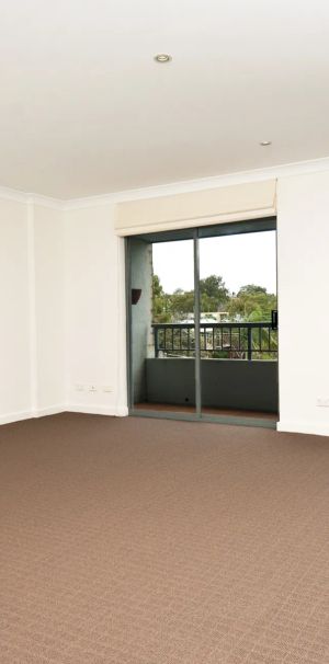 Top floor one bedroom apartment in the sought after Allen Estate. - Photo 1