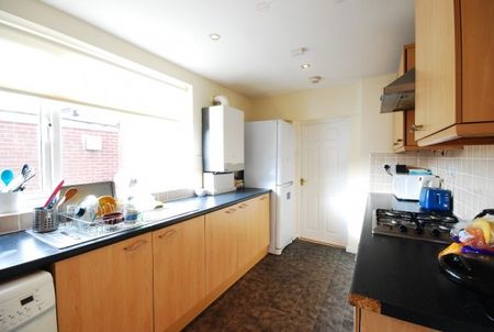 5 Bed - Hotspur Street, Heaton - Photo 2