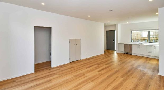 Modern 2 Level 3 Bedroom - Photo 1