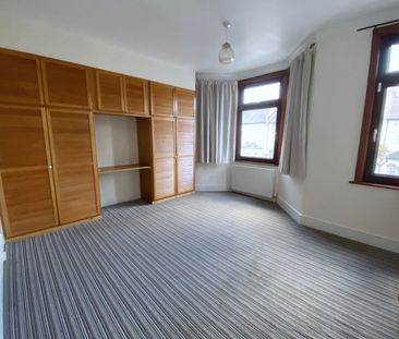 3 Bed End Terrace, Chesley Gardens, E6 - Photo 5