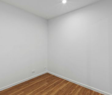 Ground floor 1 bedroom apartment with separate study - Photo 1