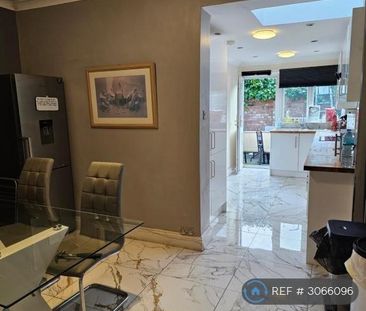 1 bedroom in a house share to rent - Photo 2