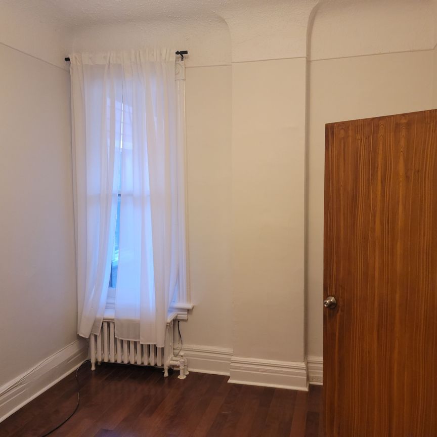 For Lease - 100 Montrose Avenue Unit# Main, Toronto, Ontario - Photo 1