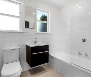 Cosy 2-Bedroom Home Plus Study with Large Deck in Strowan - Photo 4