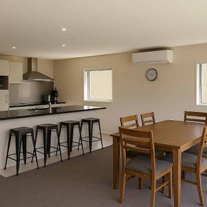 Fabulous 4 bed + 2 bath Home - Photo 2