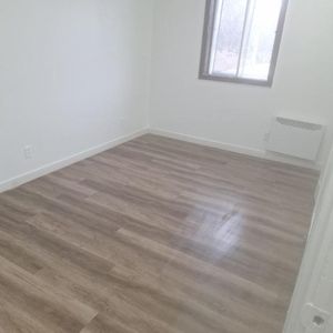 Grand 4 1/2 éclairé - Photo 2