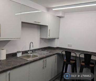 1 bedroom in a flat share to rent - Photo 3