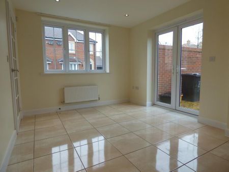 3 bedroom end of terrace house to rent - Photo 2