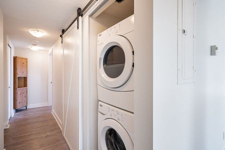 Spacious & Updated 2 BD & 2 BA in the Heart of Vibrant Downtown Vancouver - Photo 3
