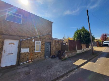 3 bedroom flat to rent - Photo 5