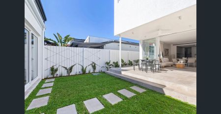 Brand New & Elegant Family Living - Steps to Shops & Beaches - Photo 3