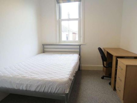 Bedroom Detached House In Winton, BH9 - Photo 4