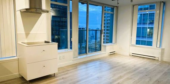 Beautiful renovated corner one bed & a den with gorgeous views - Photo 2