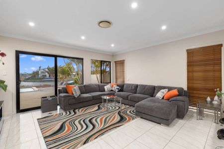 A Beautiful Waterfront Large Family Home in Hope Island - Photo 5