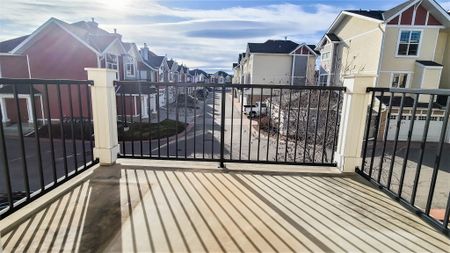 Gorgeous 2 Bed Townhouse W/ Three Patios In West Springs: Pet Negotiable! - Photo 5